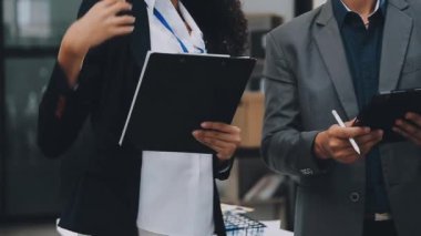 Genç Asyalı iş ekibi dizüstü bilgisayarda birlikte çalışıyor..