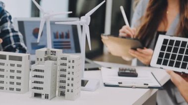 Genç iş adamı mimar model modelle çalışıyor.