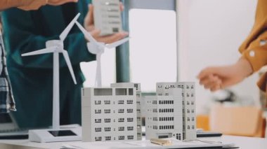 Genç Asyalı mimar ofiste proje üzerinde çalışıyor..