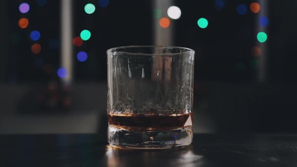 Glas Whisky Auf Holztisch — Stockvideo
