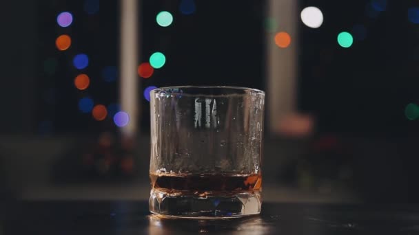 Whisky Sobre Mesa — Vídeos de Stock