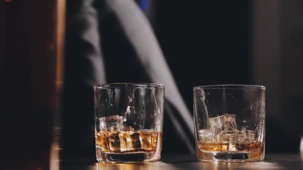 Bar Tezgahında Buzlu Bir Bardak Viski — Stok video