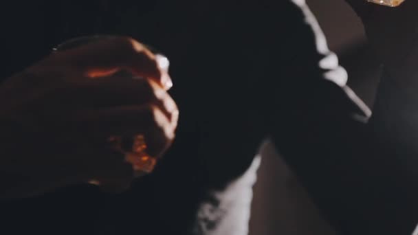 Ein Mann Hält Ein Glas Whiskey Mit Eis Einem Glas — Stockvideo
