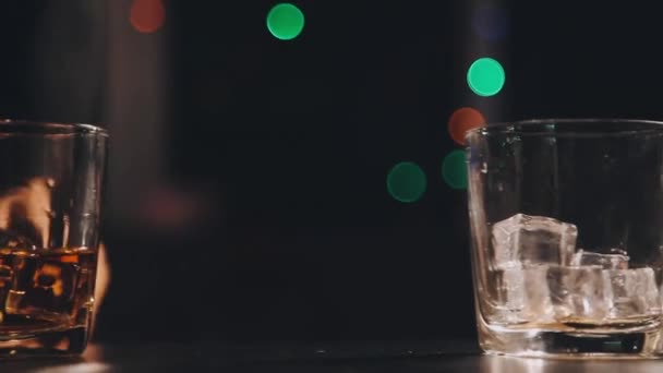 木制背景的威士忌加冰块 — 图库视频影像