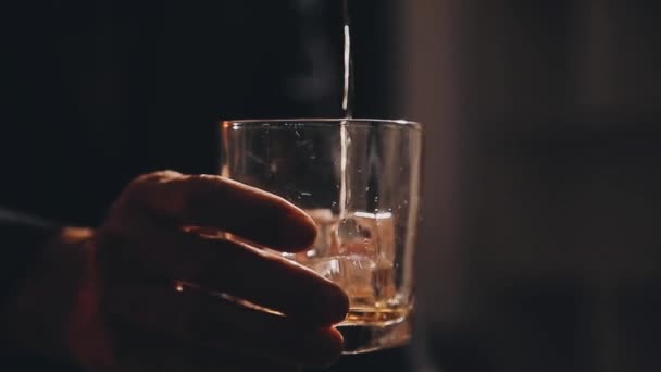 Ett Glas Med Whisky — Stockvideo