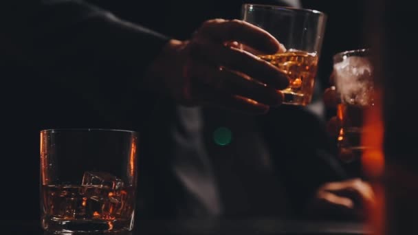 Man Som Håller Ett Glas Whisky Med — Stockvideo