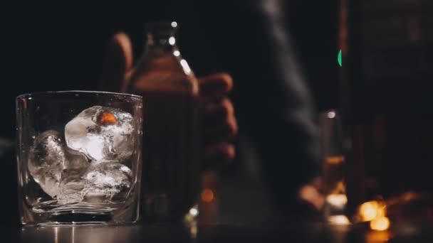 Mann Hält Ein Glas Whiskey Der Hand — Stockvideo