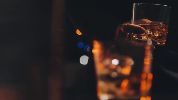 Bartender Derramando Coquetel Álcool Vidro — Vídeo de Stock
