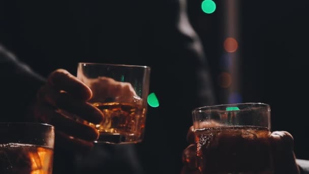 Nahaufnahme Von Zwei Gläsern Alkohol Der Bar Zwei Junge Freunde — Stockvideo