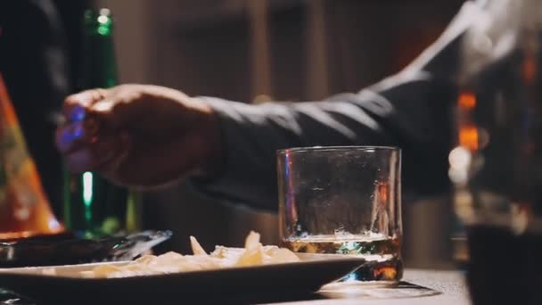 Primo Piano Bicchiere Birra Con Una Bottiglia Sul Tavolo — Video Stock