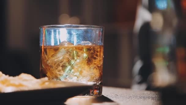 Tahta Masadaki Buzlu Bir Bardak Viski — Stok video