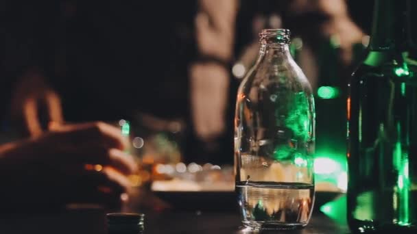 Bierflaschen Und Glas Auf Dunklem Hintergrund Bar — Stockvideo