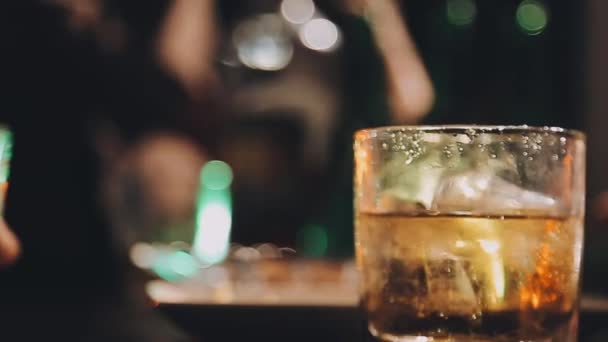 Masanın Üzerinde Bir Bardak Viski Bulanık Çubuk — Stok video