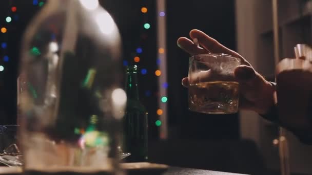 Nahaufnahme Einer Hand Die Eine Glasflasche Auf Dem Barhintergrund Hält — Stockvideo