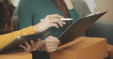 İş kadını küçük işletme girişimcisi KOBİ 'nin başarısını başlatır. Çevrimiçi Paket dağıtımı için evde çalışan serbest çalışan kadın. KOBİ ve ambalaj teslimat kavramı