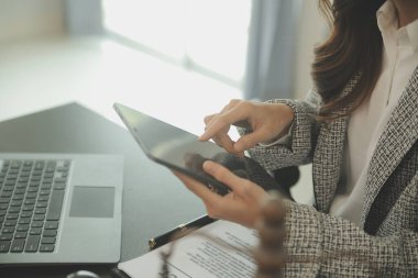 İşletme ve avukatlar ofiste yüksek rütbeli avukatlarla sözleşme belgelerini tartışıyorlar. Hukuk, hukuk hizmetleri, danışmanlık, adalet ve hukuk konsepti film tahıl etkisi ile resim