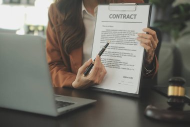 İşletme ve avukatlar ofiste yüksek rütbeli avukatlarla sözleşme belgelerini tartışıyorlar. Hukuk, hukuk hizmetleri, danışmanlık, adalet ve hukuk konsepti film tahıl etkisi ile resim