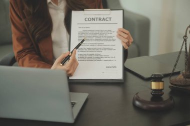İşletme ve avukatlar ofiste yüksek rütbeli avukatlarla sözleşme belgelerini tartışıyorlar. Hukuk, hukuk hizmetleri, danışmanlık, adalet ve hukuk konsepti film tahıl etkisi ile resim