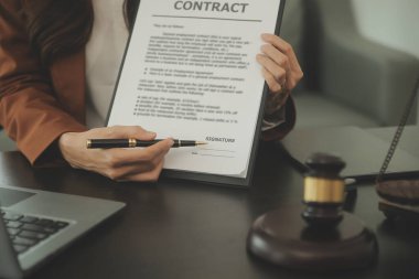 İşletme ve avukatlar ofiste yüksek rütbeli avukatlarla sözleşme belgelerini tartışıyorlar. Hukuk, hukuk hizmetleri, danışmanlık, adalet ve hukuk konsepti film tahıl etkisi ile resim