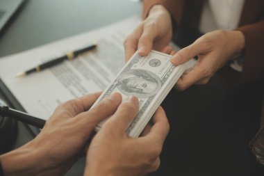 İşletme ve avukatlar ofiste yüksek rütbeli avukatlarla sözleşme belgelerini tartışıyorlar. Hukuk, hukuk hizmetleri, danışmanlık, adalet ve hukuk konsepti film tahıl etkisi ile resim