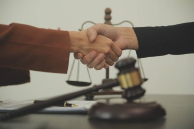 İşletme ve avukatlar ofiste yüksek rütbeli avukatlarla sözleşme belgelerini tartışıyorlar. Hukuk, hukuk hizmetleri, danışmanlık, adalet ve hukuk konsepti film tahıl etkisi ile resim