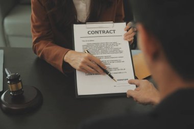 İşletme ve avukatlar ofiste yüksek rütbeli avukatlarla sözleşme belgelerini tartışıyorlar. Hukuk, hukuk hizmetleri, danışmanlık, adalet ve hukuk konsepti film tahıl etkisi ile resim