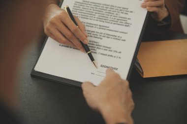 İşletme ve avukatlar ofiste yüksek rütbeli avukatlarla sözleşme belgelerini tartışıyorlar. Hukuk, hukuk hizmetleri, danışmanlık, adalet ve hukuk konsepti film tahıl etkisi ile resim