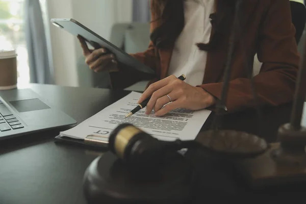 オフィスの机の上で真鍮スケールの契約書を議論ビジネスや弁護士 法律サービス 正義と映画穀物効果と法律の概念図 — ストック写真
