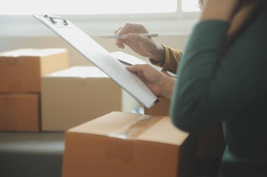 İş kadını küçük işletme girişimcisi KOBİ 'nin başarısını başlatır. Çevrimiçi Paket dağıtımı için evde çalışan serbest çalışan kadın. KOBİ ve ambalaj teslimat kavramı