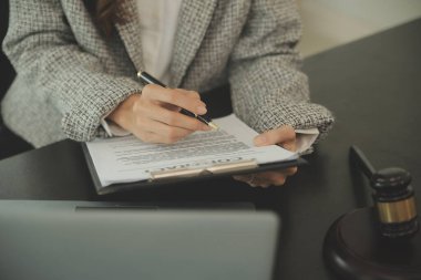 İşletme ve avukatlar ofiste yüksek rütbeli avukatlarla sözleşme belgelerini tartışıyorlar. Hukuk, hukuk hizmetleri, danışmanlık, adalet ve hukuk konsepti film tahıl etkisi ile resim