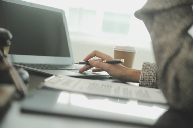 İşletme ve avukatlar ofiste yüksek rütbeli avukatlarla sözleşme belgelerini tartışıyorlar. Hukuk, hukuk hizmetleri, danışmanlık, adalet ve hukuk konsepti film tahıl etkisi ile resim