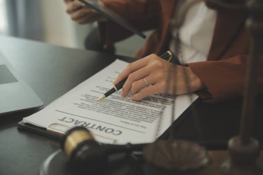 İşletme ve avukatlar ofiste yüksek rütbeli avukatlarla sözleşme belgelerini tartışıyorlar. Hukuk, hukuk hizmetleri, danışmanlık, adalet ve hukuk konsepti film tahıl etkisi ile resim
