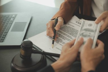 İşletme ve avukatlar ofiste yüksek rütbeli avukatlarla sözleşme belgelerini tartışıyorlar. Hukuk, hukuk hizmetleri, danışmanlık, adalet ve hukuk konsepti film tahıl etkisi ile resim