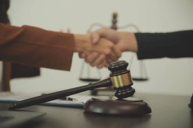 İşletme ve avukatlar ofiste yüksek rütbeli avukatlarla sözleşme belgelerini tartışıyorlar. Hukuk, hukuk hizmetleri, danışmanlık, adalet ve hukuk konsepti film tahıl etkisi ile resim