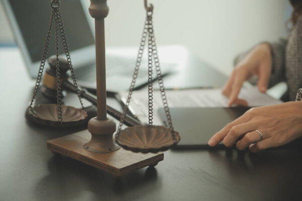 Negocios Abogados Discutiendo Papeles Contractuales Con Escala Latón Escritorio Oficina — Foto de Stock