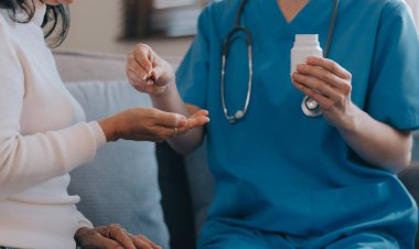 Asyalı doktor kadın, teşhis koymak ve evdeki ya da özel hastanedeki sağlığı kontrol etmek için hasta kadını ziyaret etti. Kadın hasta, sağlık sorununu ve belirtileri doktorlara açıklar.