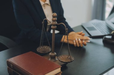 Yargıç Gavin ve Adalet Avukatları hukuk firmasının arka planında takım toplantısı yapıyorlar. Hukuk ve Hukuk Hizmetleri kavramları.