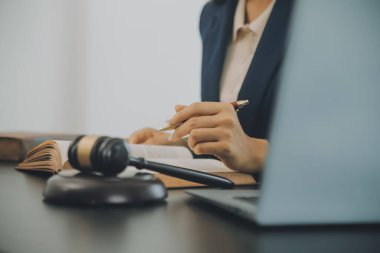 Yargıç Gavin ve Adalet Avukatları hukuk firmasının arka planında takım toplantısı yapıyorlar. Hukuk ve Hukuk Hizmetleri kavramları.