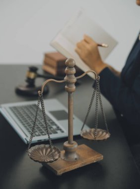 Yargıç Gavin ve Adalet Avukatları hukuk firmasının arka planında takım toplantısı yapıyorlar. Hukuk ve Hukuk Hizmetleri kavramları.