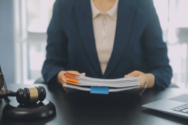 Yargıç Gavin ve Adalet Avukatları hukuk firmasının arka planında takım toplantısı yapıyorlar. Hukuk ve Hukuk Hizmetleri kavramları.