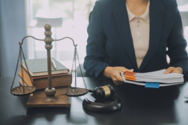 Yargıç Gavin ve Adalet Avukatları hukuk firmasının arka planında takım toplantısı yapıyorlar. Hukuk ve Hukuk Hizmetleri kavramları.