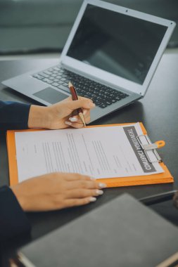 Yargıç Gavin ve Adalet Avukatları hukuk firmasının arka planında takım toplantısı yapıyorlar. Hukuk ve Hukuk Hizmetleri kavramları.