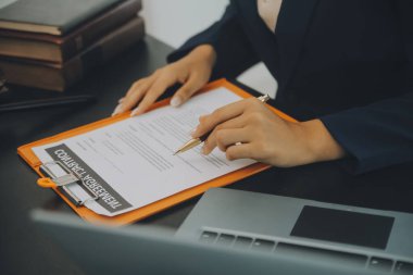 Yargıç Gavin ve Adalet Avukatları hukuk firmasının arka planında takım toplantısı yapıyorlar. Hukuk ve Hukuk Hizmetleri kavramları.