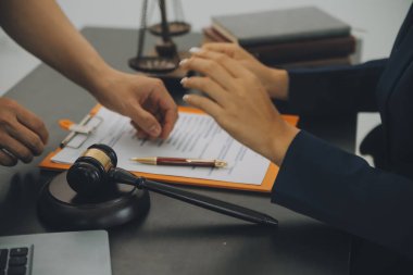 Yargıç Gavin ve Adalet Avukatları hukuk firmasının arka planında takım toplantısı yapıyorlar. Hukuk ve Hukuk Hizmetleri kavramları.