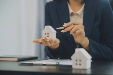 Yargıç Gavin ve Adalet Avukatları hukuk firmasının arka planında takım toplantısı yapıyorlar. Hukuk ve Hukuk Hizmetleri kavramları.