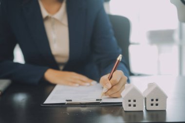 Yargıç Gavin ve Adalet Avukatları hukuk firmasının arka planında takım toplantısı yapıyorlar. Hukuk ve Hukuk Hizmetleri kavramları.