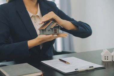 Yargıç Gavin ve Adalet Avukatları hukuk firmasının arka planında takım toplantısı yapıyorlar. Hukuk ve Hukuk Hizmetleri kavramları.