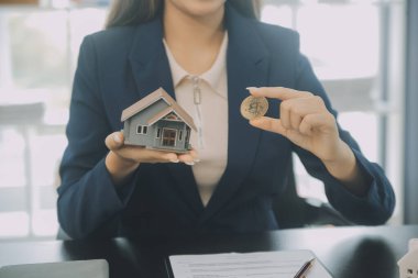 Yargıç Gavin ve Adalet Avukatları hukuk firmasının arka planında takım toplantısı yapıyorlar. Hukuk ve Hukuk Hizmetleri kavramları.