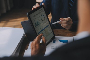 Toplantı odasında birlikte çalışan iş adamları, takım çalışması arka plan çizelgeleri ve grafikler, çift pozlama başarılı takım çalışması, iş planlama konsepti.