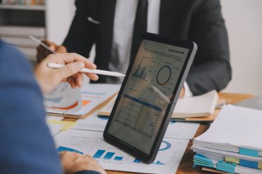 Toplantı odasında birlikte çalışan iş adamları, takım çalışması arka plan çizelgeleri ve grafikler, çift pozlama başarılı takım çalışması, iş planlama konsepti.